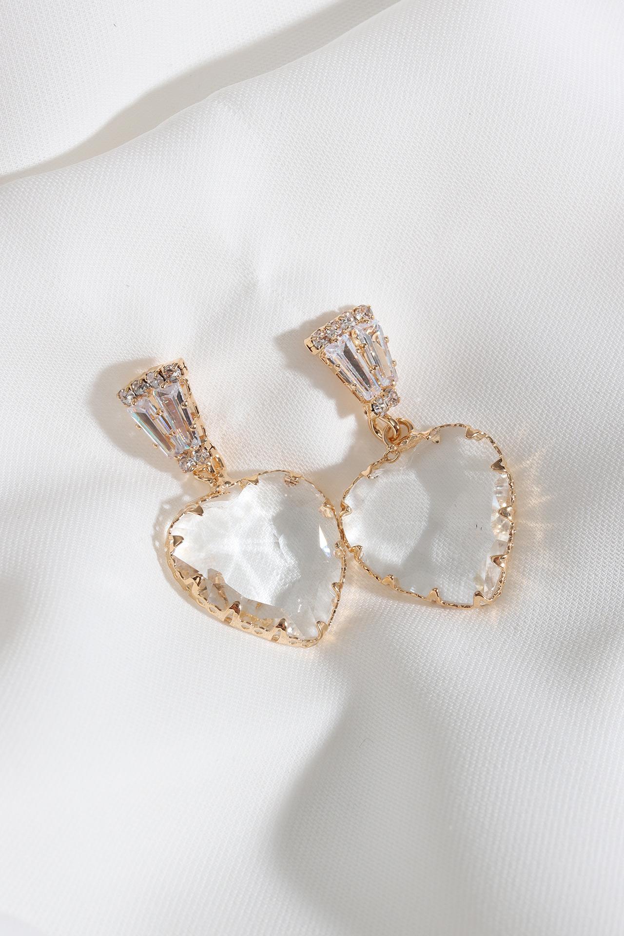 

Серьги для вечернего платья золотого цвета с подвесками в форме сердца