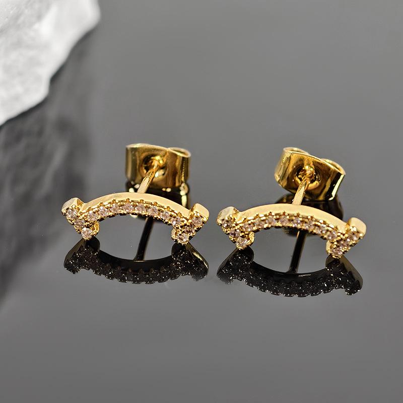 

T-Style Diamond Smile Stud Earrings for Women – Exquisite, Luxurious, Versatile, High-End Fashion, Elegant and Unique Design