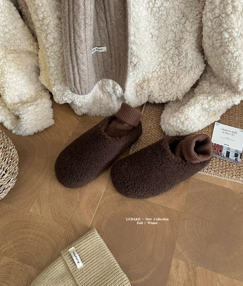 

Korean version of casual fluffy slippers women s 2025 new winter wear flat-bottomed lazy Muller shoes with fleece bag head and half drag 39 темно-коричневого кольору