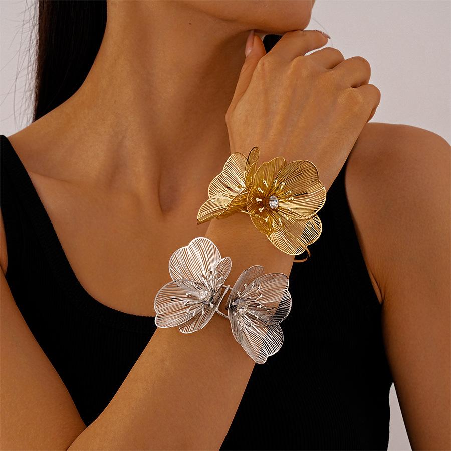 Personalisierte übertriebene Metall-Diamant-Schmetterling-Öffnungsarmband einfaches Armband