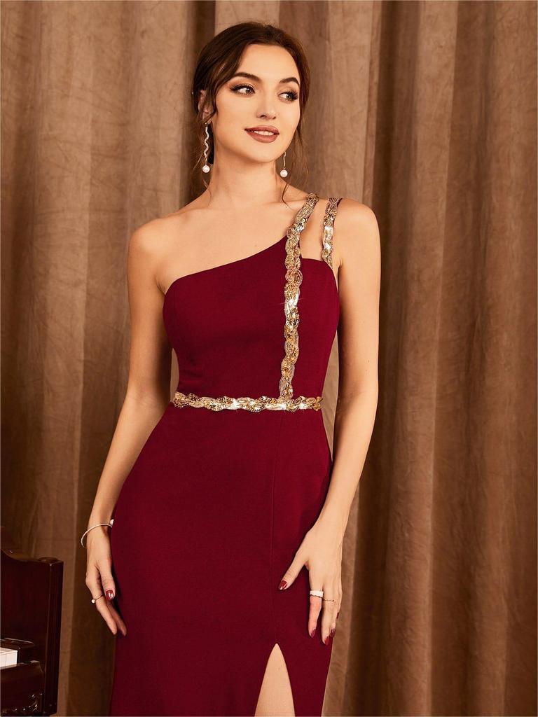 Elegantes One-Shoulder-Abendkleid mit gewebtem Metallgürtel und Schlitz