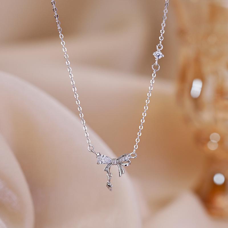Elegant Sparkly Bow Necklace for Women - Versatile, High-End Fashion Accessory