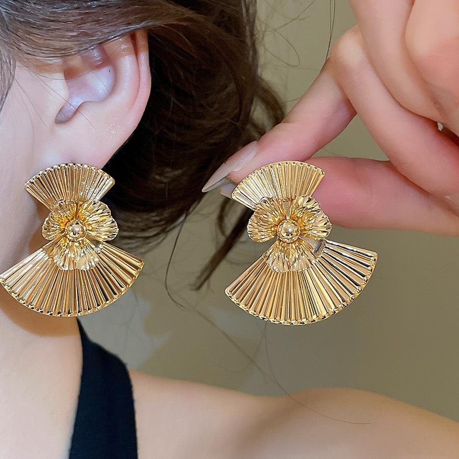 Retro Metal Fan Shaped Stud Earrings Women Geometric Pleated Exaggerated Flower Earrings Minimalist Daily Banquet Jewelry Gifts