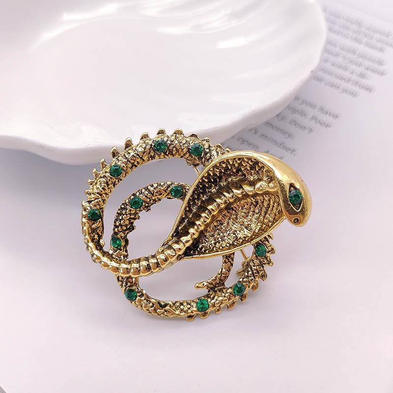 Retro Cobra Snake Brooch Pin for Men - Stylish Animal Badge for Suit Collars