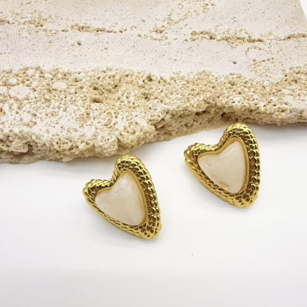 Elegant 2026 European & American Stainless Steel Heart Resin Stud Earrings - Retro French Style