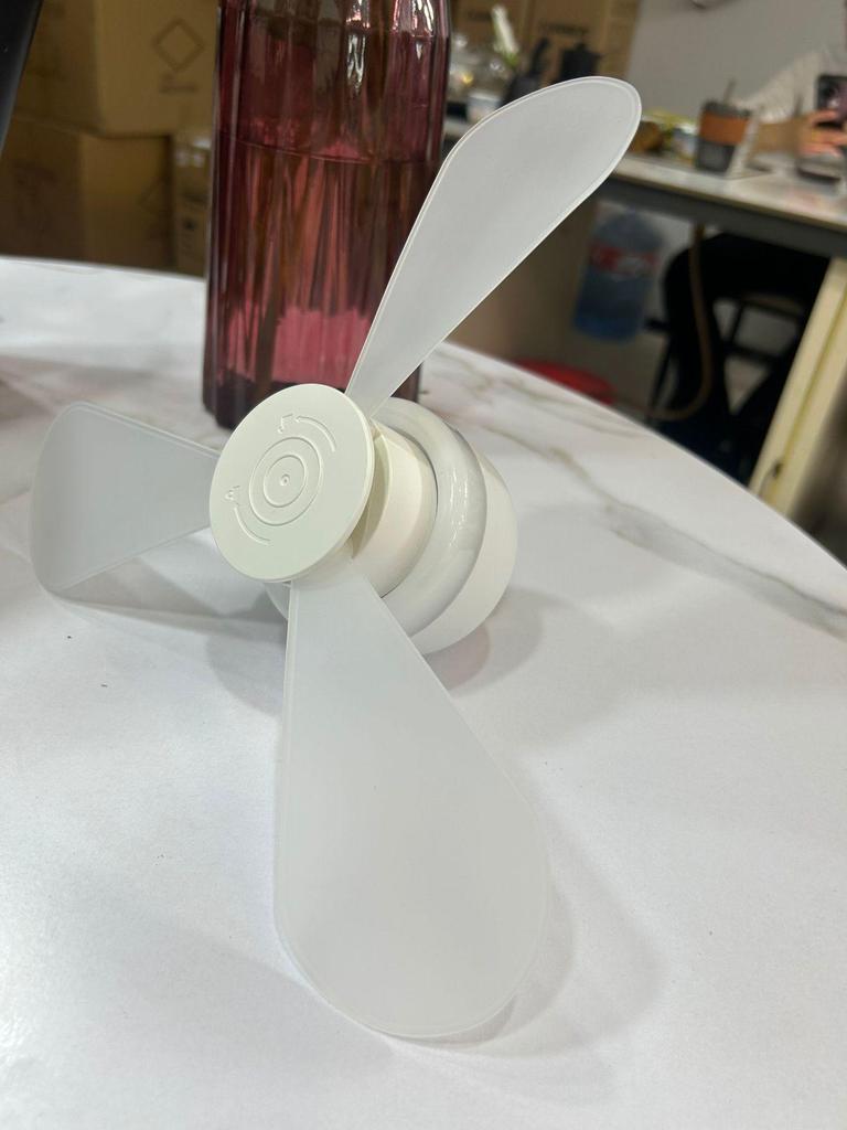 Silent Eye-Protecting Three-Blade Clip-On Fan Light with Three-Speed Adjustment for Bedroom or Living Room.