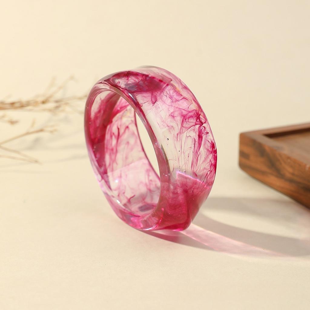 Neues farbenfrohes unregelmäßiges breites Acryl-Armreif für Damen Koreanische Harz klobige geometrische Armreifen Sommer beliebter Schmuck Geschenke