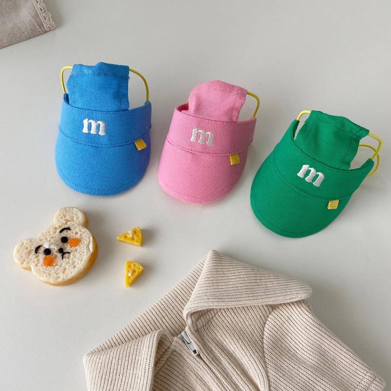 

Модные трехцветные солнцезащитные шляпы для собак INS с вышивкой, козырек для собак, эластичная пряжка в виде свиньи в носу, регулируемые шапки, аксессуары для щенков