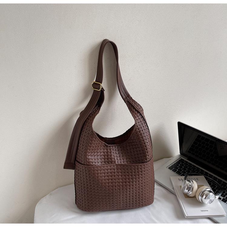 

Retro simple large-capacity bag women s 2025 new fashion woven pattern shoulder bag commuting lazy wind tote bag темно-коричневого