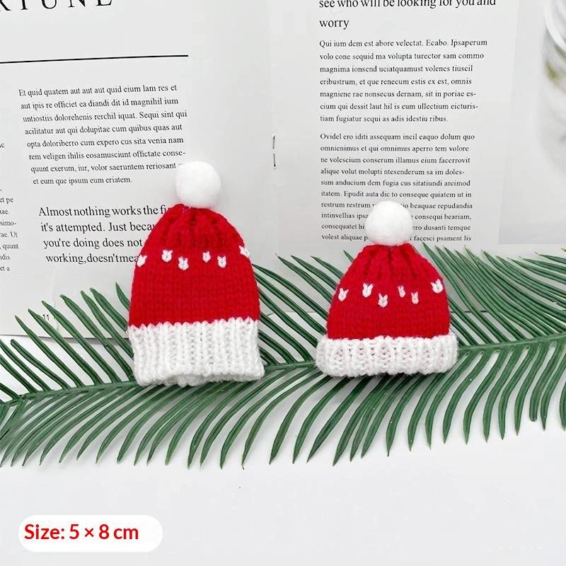 Mini pletené vánoční čepice Santy s měkkými bambulkami v různých barvách pro DIY panenky, vánoční večírky a dekorace