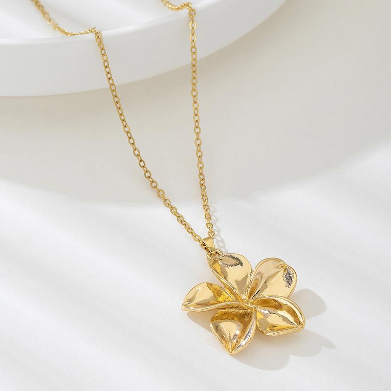 LATS New Fashion Metal Wrinkled Stereoscopic Flowers Pendant Necklace for Women Charm Temperament Clavicle Chain Party Jewelry