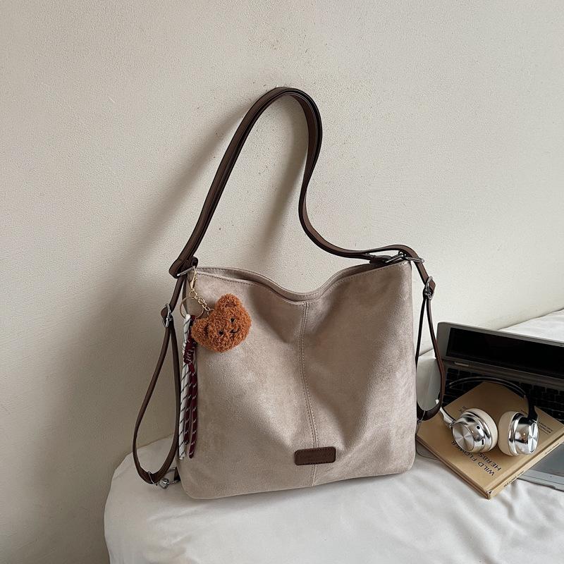 Retro shoulder bag, soft leather large-capacity bucket bag, women's 2025 new autumn model, simple casual commuter backpack.