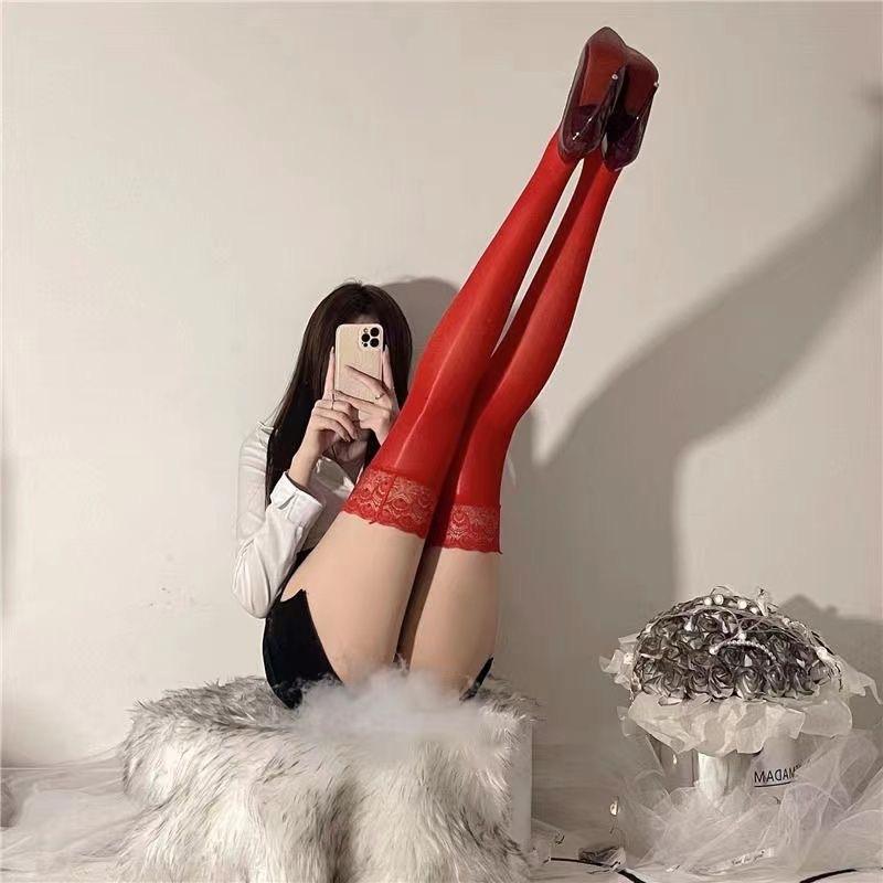 Szexi Selymesen Sima és Fényes Harisnya Piros Csipkeszegéllyel Fényes Lóolajos Szilikon Harisnya Csúszásgátló Lóolajos Selyemharisnya