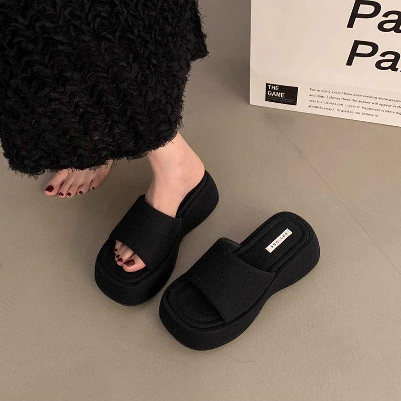 Muffin thick-soled cool slippers women's summer wear fashion and high sense Internet celebrity one-word drag 2025 new super fire beach shoes