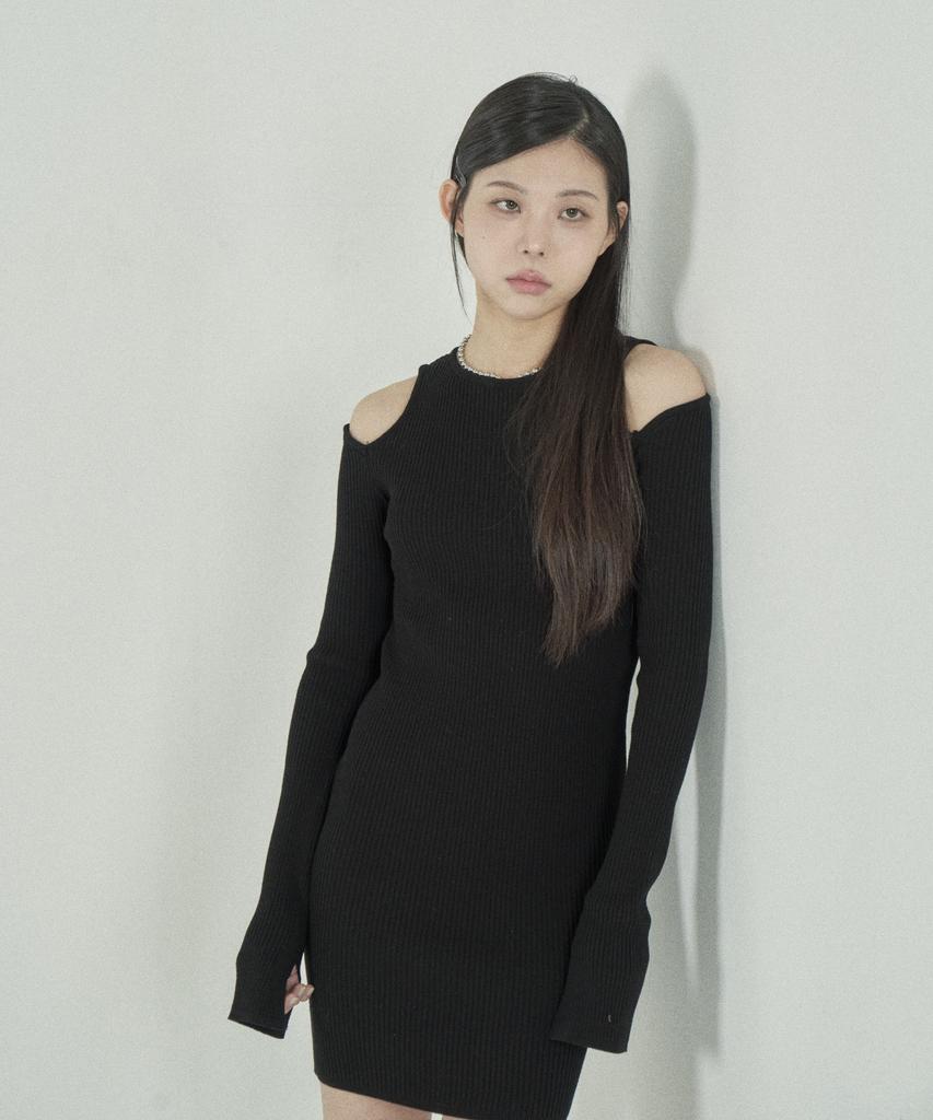 Tobaseu Slim Fit Shoulder Cutout Knit Dress (Ivory)