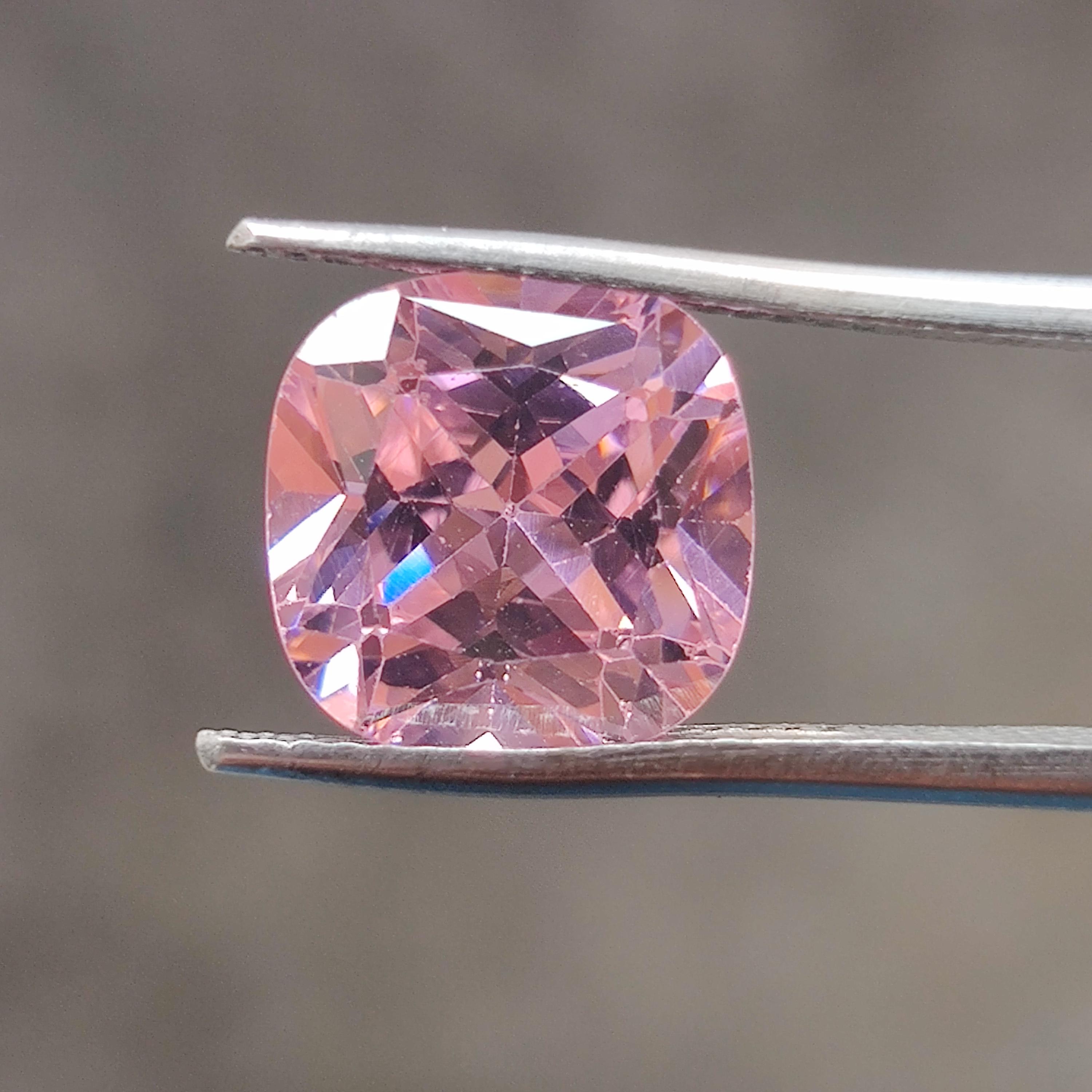 

Красивый камень циркон нежно-розового цвета, огранка «кушон», размер 10 мм, лечебные камни, одиночный камень. 1 Piece 10 MM Cushion