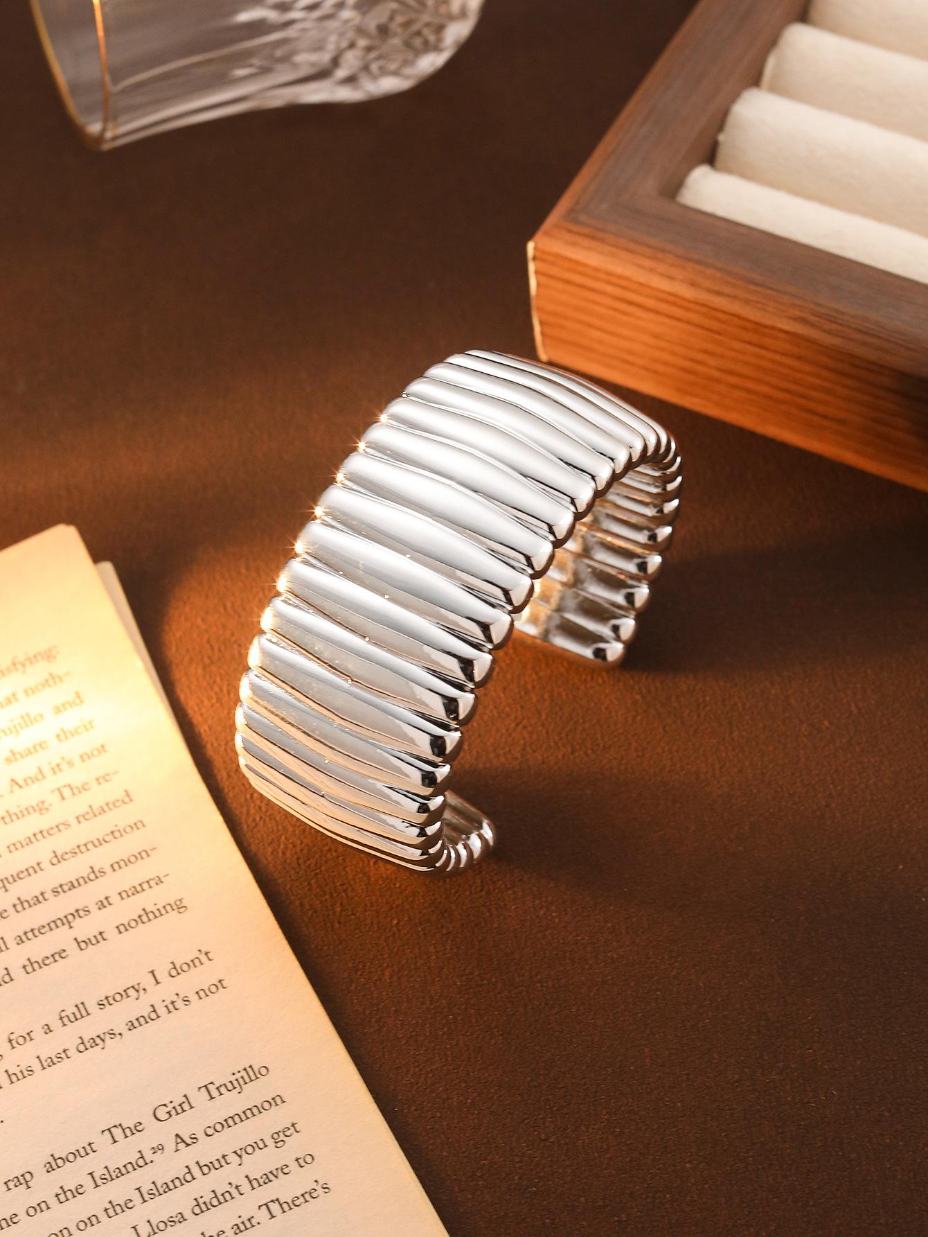 Металлизированный CCB Широкобортный Открытый Браслет с Неправильной Полосой Простой Стиль Модный Браслет