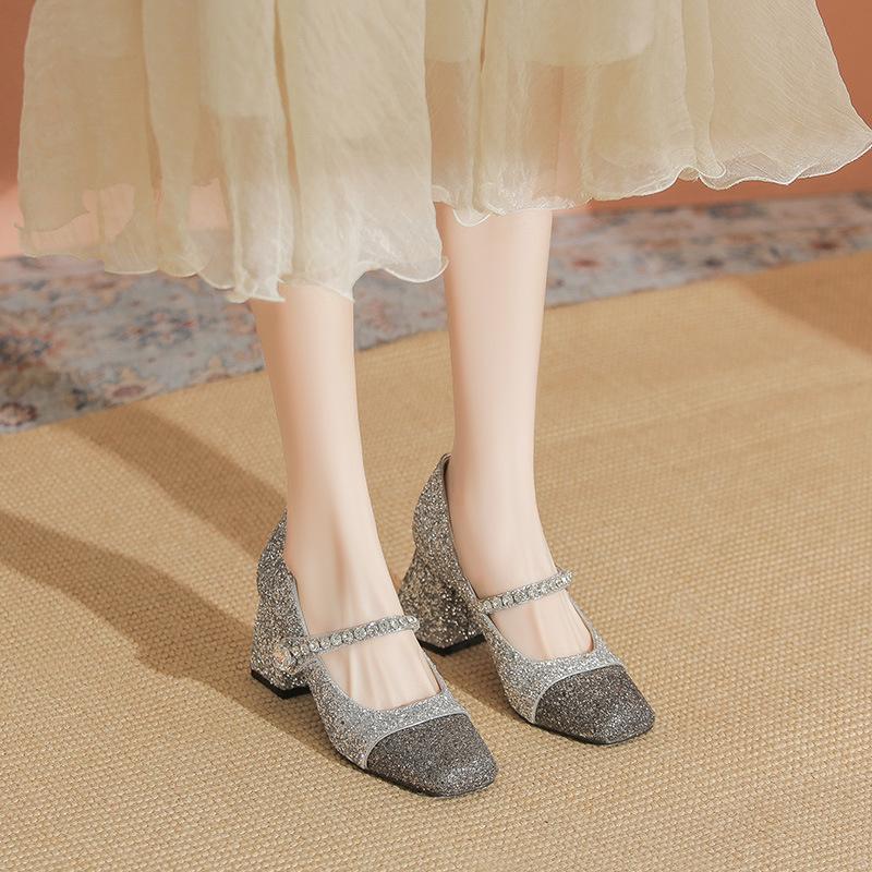 

Блестящие темпераментные подружки невесты, сращивающие маленькие ароматные туфли на высоких каблуках, новые свадебные туфли с блестками, одинарные туфли на толстом каблуке 35 серебряный