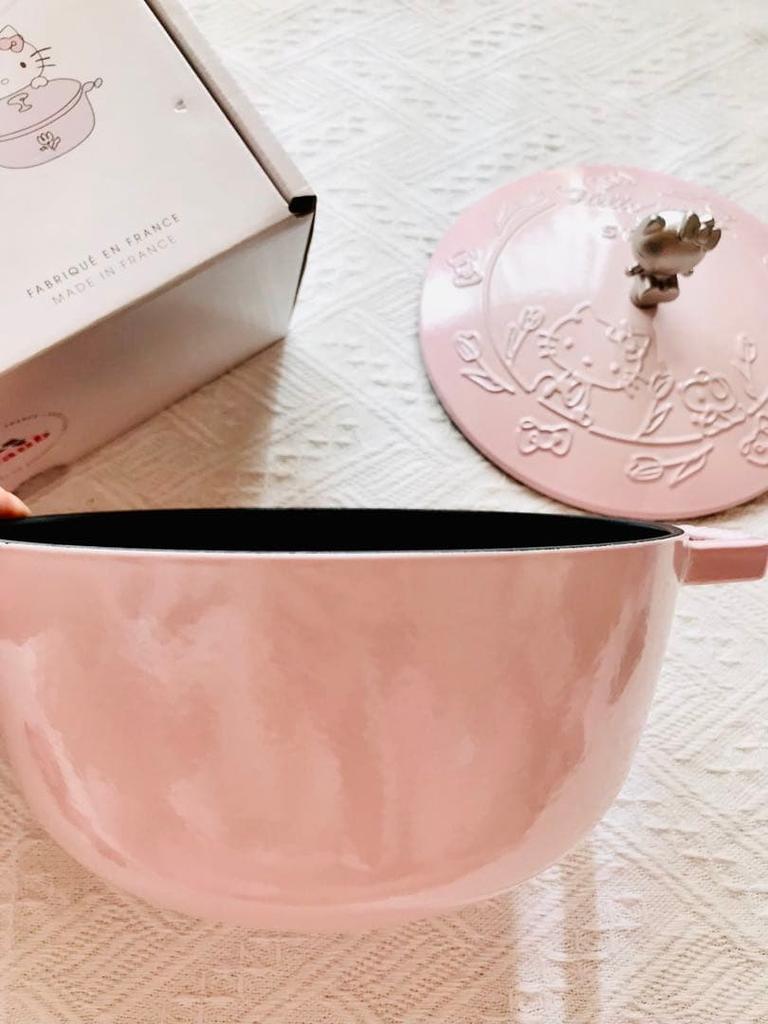 STAUB X Hello Kitty Wa-NABE Limited 20cm Sorbet Rose Pink Cast Iron Brand