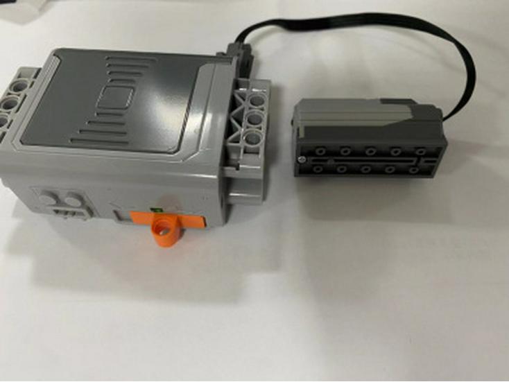 

Электродвигатель, батарейный отсек и приемник для игрушечной машинки, конструктор