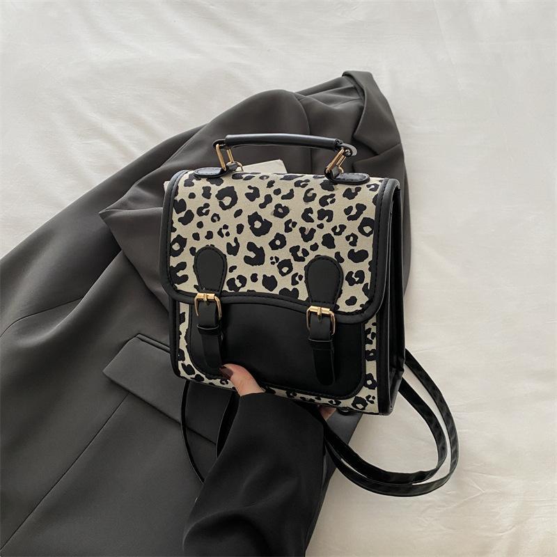 

В этом году популярны новые модели 2024 года, осенний модный нишевый дизайн, женский рюкзак, повседневный и красивый персонализированный школьный портфель чёрный