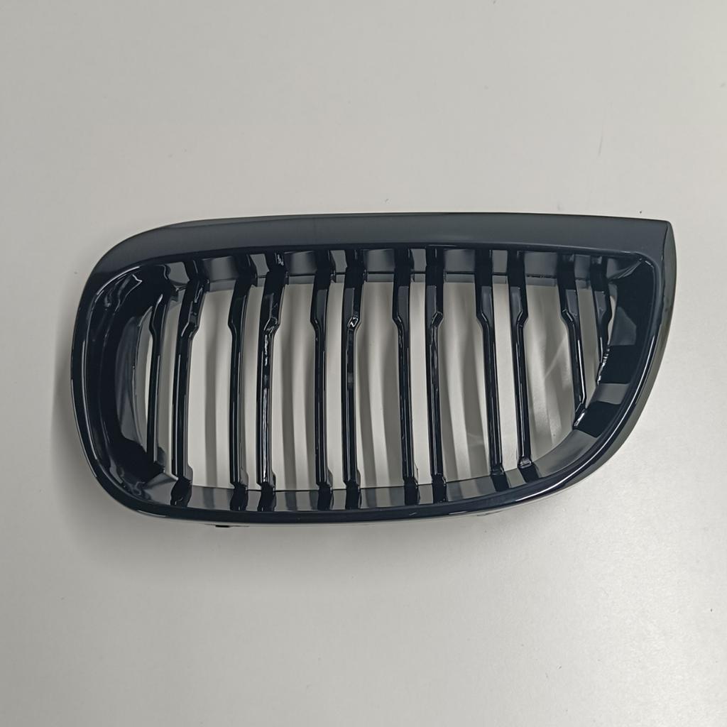 2Pcs Front Bumper Grille 51137077129 51137077130 Bright Black for BMW E81 E87 1-Series 2004-2007 Car Front Bumper Grille Grill