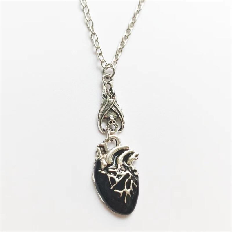 Gothic Vampire Bat Bloody Heart Pendant Necklace Fashionable Pagan Witch Jewelry Anatomy Heart Halloween Accessories Gift