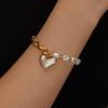 Ein modisches vielseitiges Armband mit Imitation Perlen und barockem Herz | Elegant 18K Goldplattiert, 304 Edelstahl