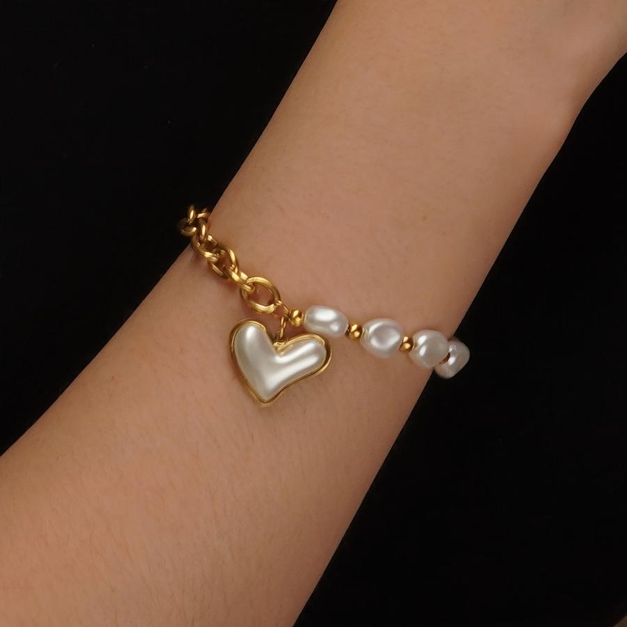 Ein modisches vielseitiges Armband mit Imitation Perlen und barockem Herz | Elegant 18K Goldplattiert, 304 Edelstahl