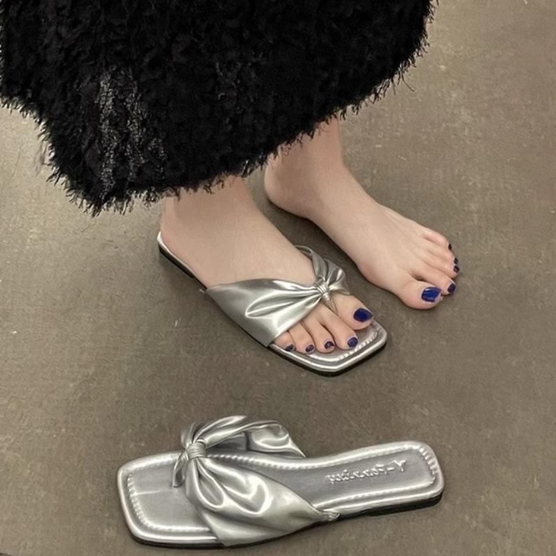 A New Style of Casual and Versatile Beach Shoes for Women Featuring Flat Flip-flops