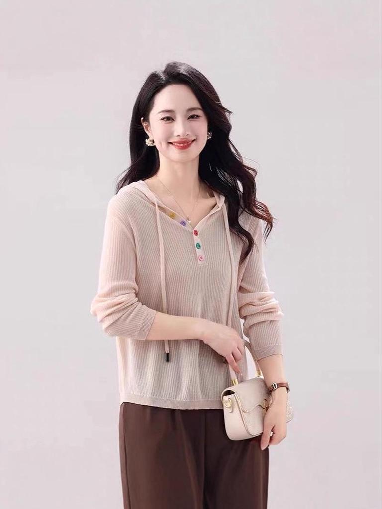 Dámský pletený svetr s kapucí a dlouhým rukávem na jaro/podzim 2025 s polorozepínacím límcem a barevnými knoflíky: Módní, Zeštíhlující a Omlazující