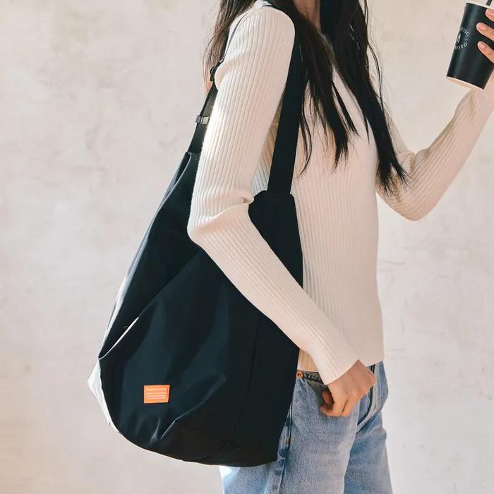 F137 Kangaroo Bag Large Black