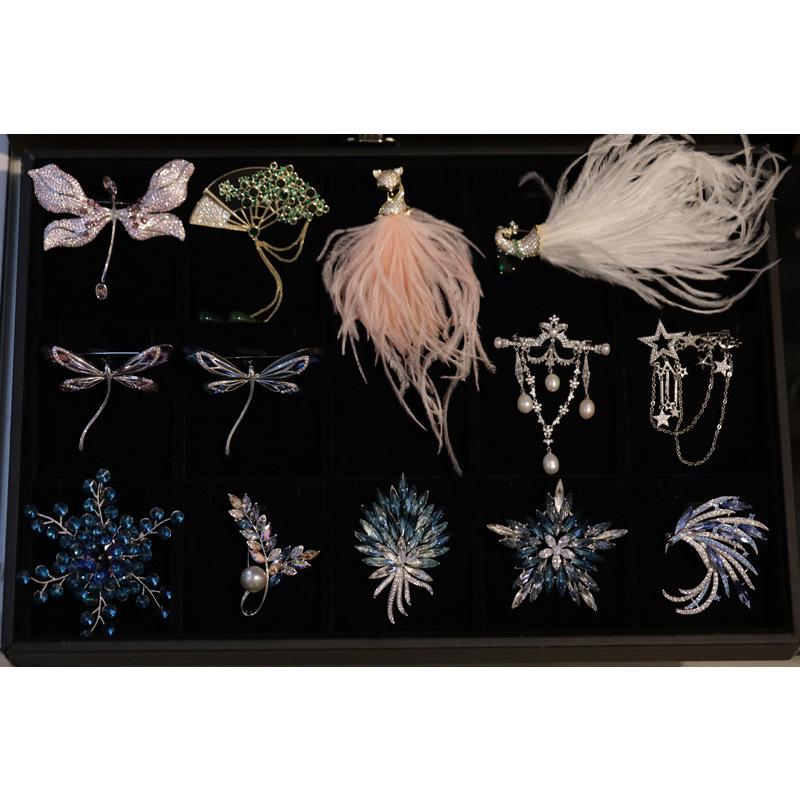 Bo Xin Yun Elegant Pearl Crystal Wheat Ear Brooch - Fashionable Cardigan Accessory and Gift Souvenir Pin.