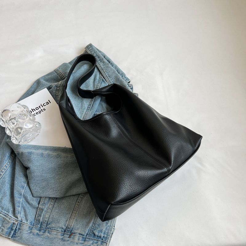 Korean version of high-end sense large-capacity casual soft leather solid color commuter retro shoulder bag wind French tote bag