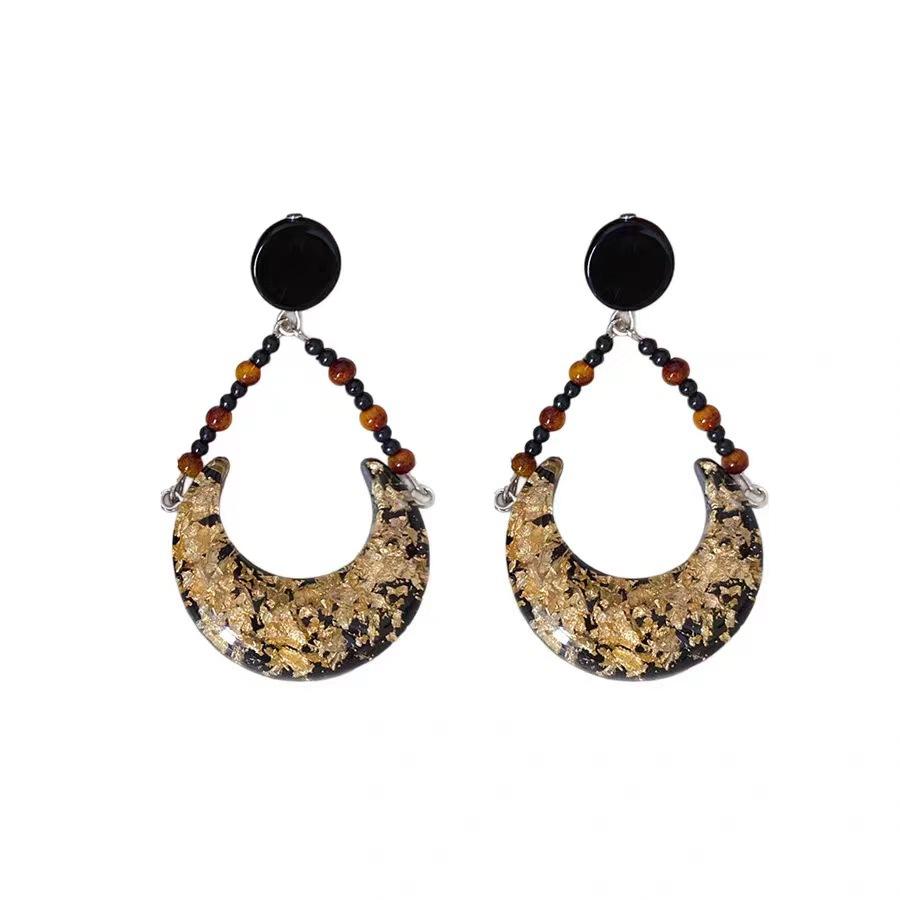 

New crescent-shaped black gold foil Hong Kong style beaded earrings, retro temperament, advanced sense, fashionable geometric stud earrings, earrings.