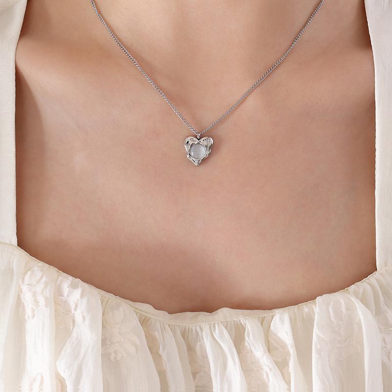 Hong Kong-Style Elegant Heart-Shaped Cat's Eye Stone Pendant Necklace On Gold-Plated Clavicle Chain.