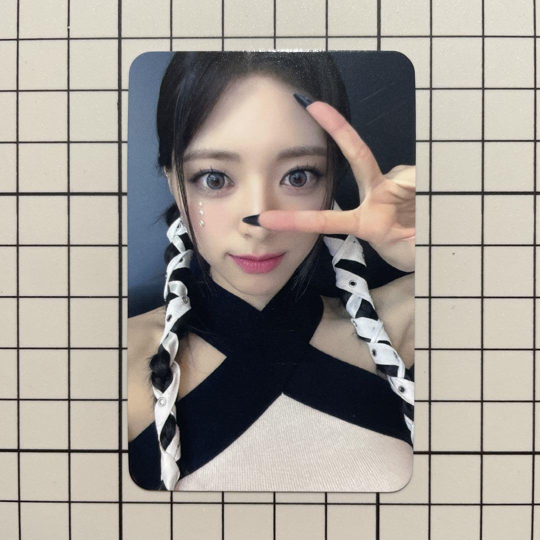 

[USED] ITZY Cheshire Soundwave Yuna Trading Card