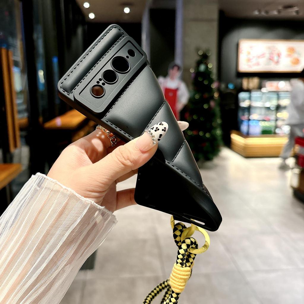 Anwendbare Google Pixel Hüllen Kollektion: Pixel 10 Daunenjacke, Pixel 6 Leder-Handgelenkband, Pixel 8 Vollschutzhülle.