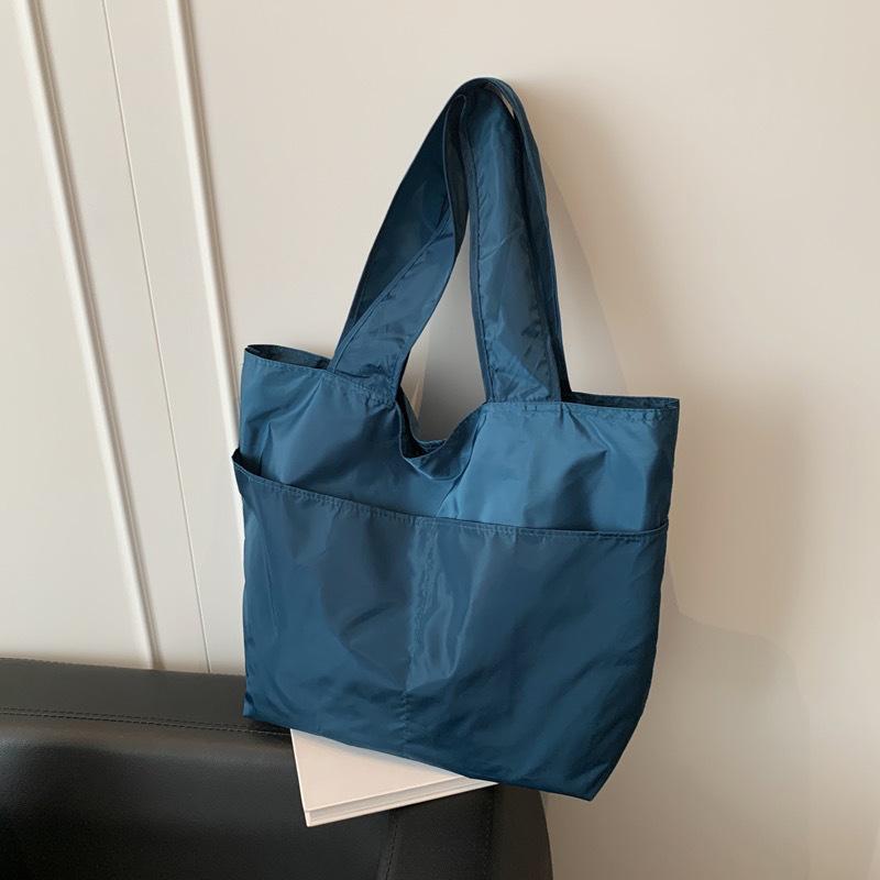 European-American Fashion Large Capacity Travel Bag - Solid Color, Nylon, Handheld or Shoulder Style for Women