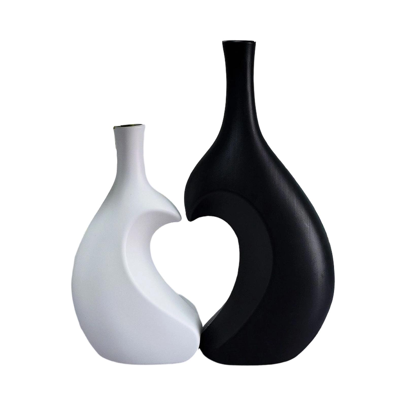 

Two Heart-shaped Plastic Vases, Suitable For Tabletops, Weddings, Dining Tables, Bookshelves, And As Centerpieces For Dining Tables. One Size