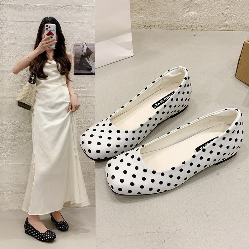 Single shoes women's 2026 spring new shallow mouth retro square head versatile polka dot inner height increase single shoes