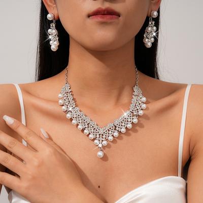 Diamond-encrusted Pearl Flower Earrings, Necklace Set, Retro Exquisite Fashion Collarbone Chain, Light Luxury High-end Necklace.