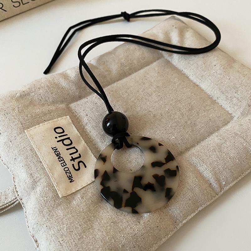 

Інфлюенсер Шкіряна Сумка для Монет та Навушників Намисто: Висококласний, універсальний ланцюжок для светра, модна біжутерія