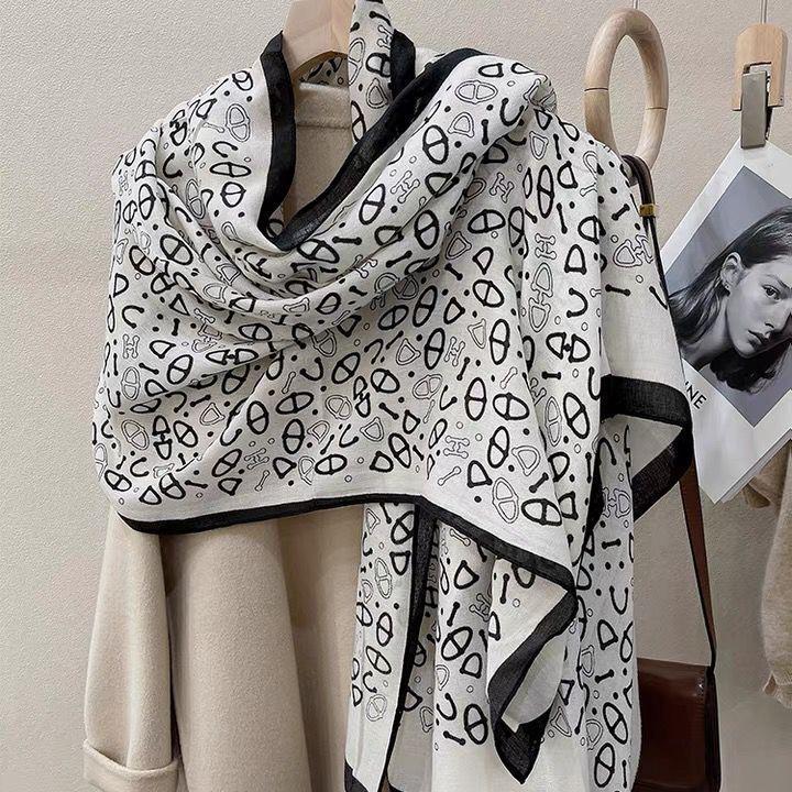 Luxusní značka Podzim a Zima Ženy Nový styl Móda Barva Sladěný Potisk Hedvábný šátek Lady Populární Pokrývka na hlavu Plážový šátek
