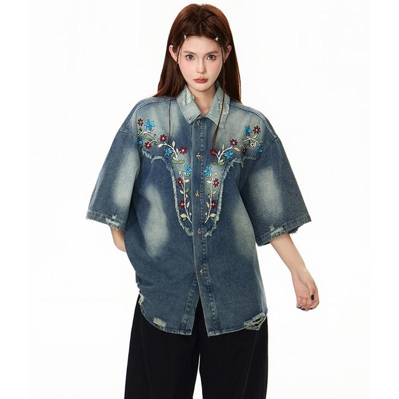 Übergroße Denim-Vintage-Stickerei-Blumenhemden und -blusen mit kurzen Ärmeln für Bluse. Lässige lockere Sommeroberteile für Damen mit Knopfleiste.