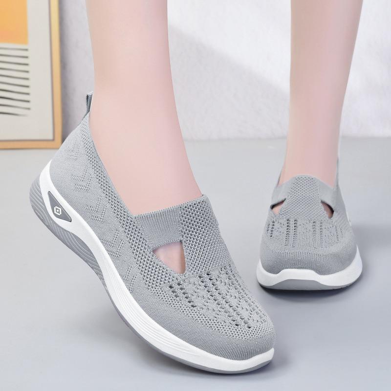 Shoes Women's Large-size Women's Shoes with Soft Soles Are Not Tired, One Foot Pedal Mother Shoes, Mesh Breathable Old Beijing Cloth Shoes