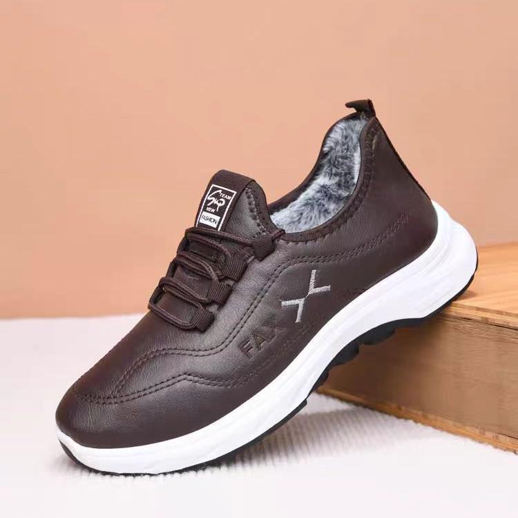 

Мужские зимние повседневные нескользящие кожаные туфли с толстой бархатной подкладкой M15, 42 коричневый