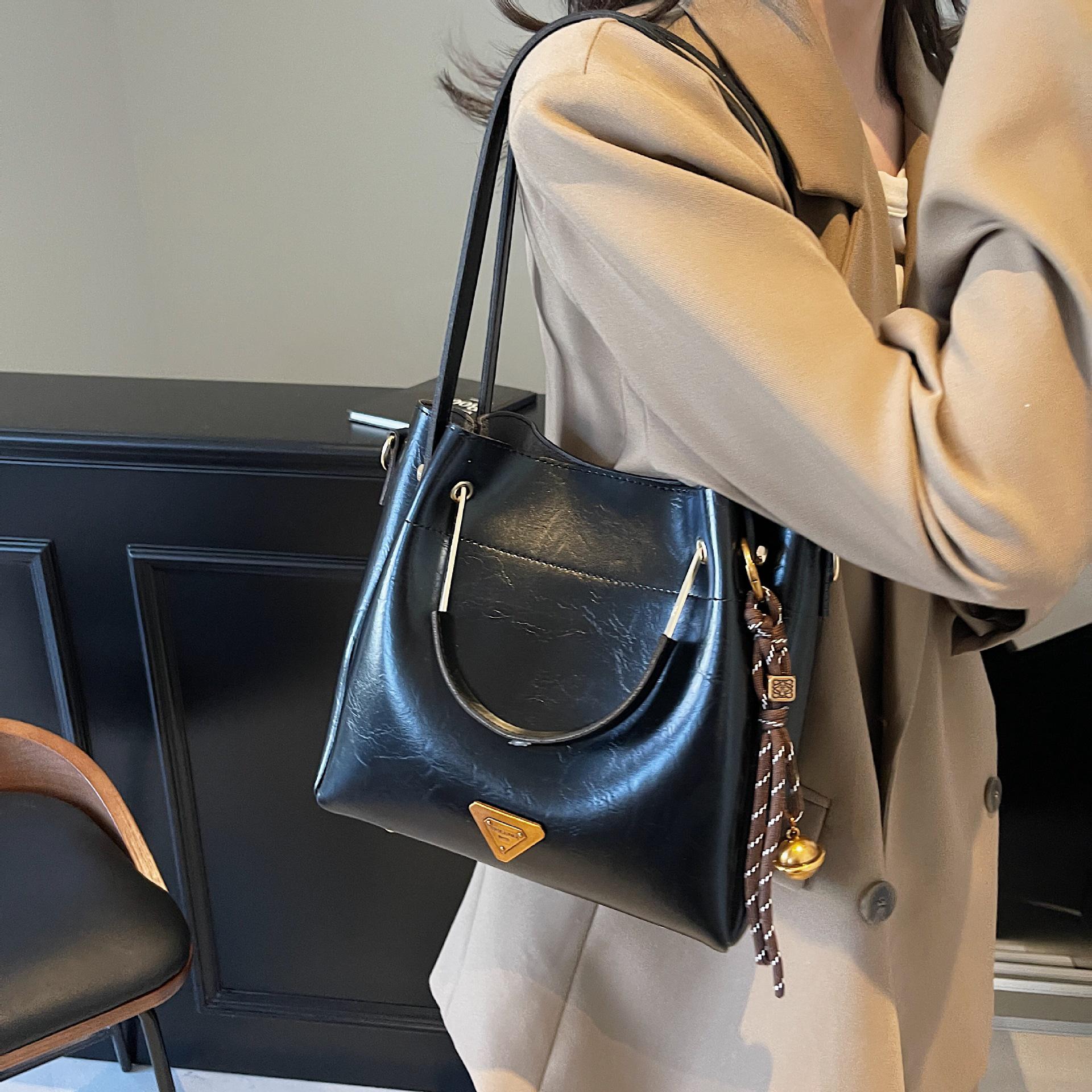 

Stylish Retro Tote Bag: Versatile Large-Capacity Handbag & Crossbody Shoulder Bag
