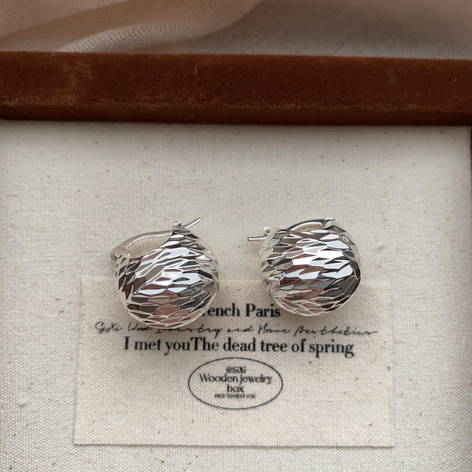 

Simple three-dimensional spherical earrings, ear buckles, metal texture earrings, niche, cold and shiny, light luxury art, versatile and unique