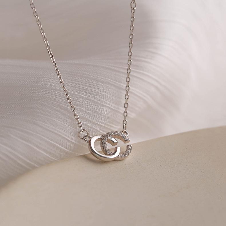 Doppel-C-Halskette für Damen Koreanischer Stil Schlichter und eleganter Buchstabenanhänger Trendige Schlüsselbeinkette Halskette